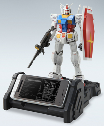 「RX-78-2ガンダム」オリジナルプラモデル&945SH G Ver.GP30th専用充電ベース