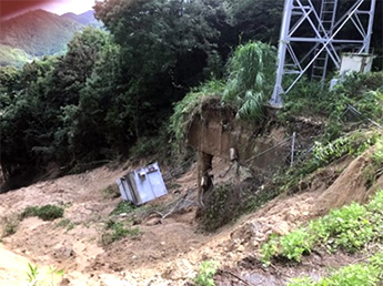 崩落した基地局設備（山口県）