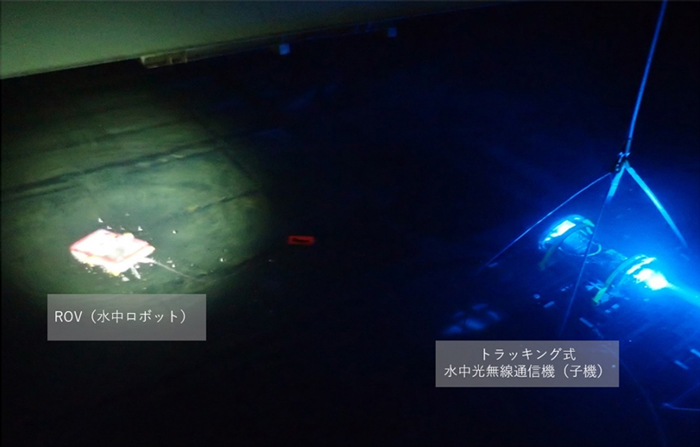 図3 トラッキング式水中光無線通信機(子機)に接続されたROVを陸上のパソコンから操作した際の様子。動作状況が分かるよう陸上から懐中電灯によりROVに照明を当てている。