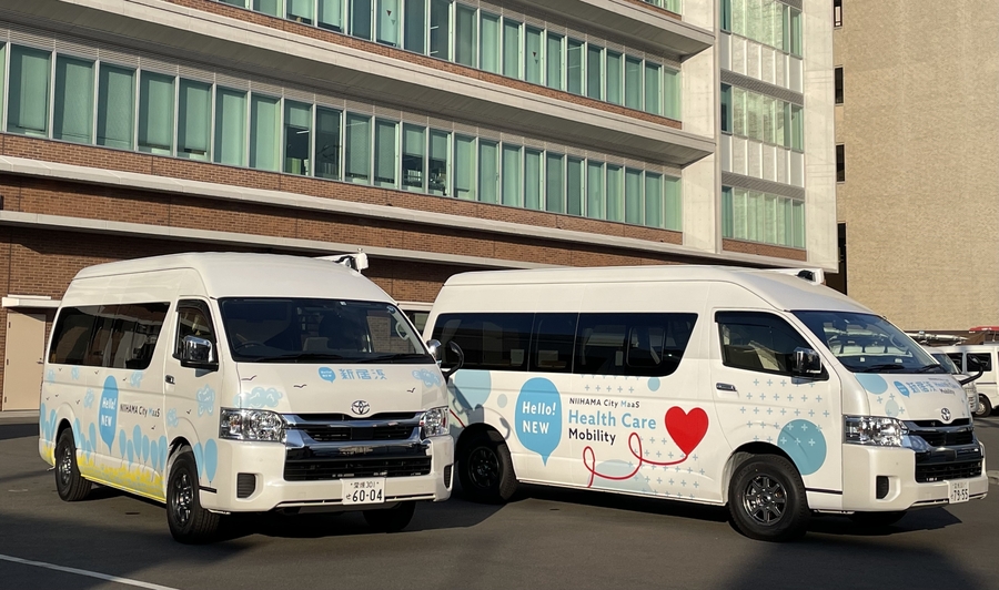 （左から）行政MaaSの車両、保健福祉MaaSの車両
